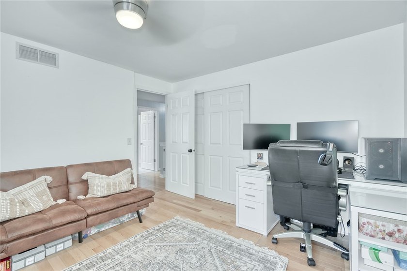 Welcome to this absolutely stunning, meticulously maintained - photo 36
