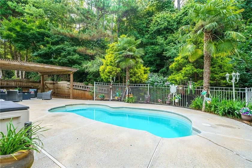Rare opportunity to own a charming 3-bedroom, 2-bath ranch on 2 - photo 2