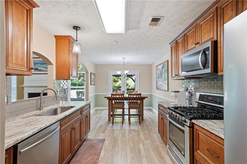 Rare opportunity to own a charming 3-bedroom, 2-bath ranch on 2 - photo 3