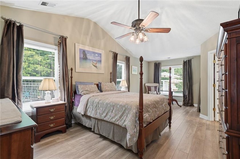 Rare opportunity to own a charming 3-bedroom, 2-bath ranch on 2 - photo 5