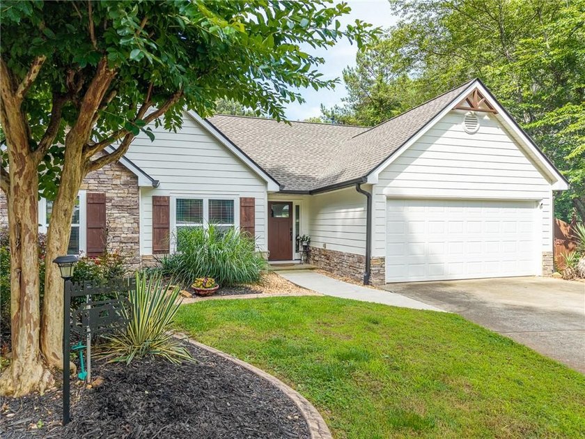 Rare opportunity to own a charming 3-bedroom, 2-bath ranch on 2 - photo 9