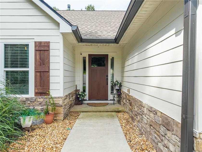 Rare opportunity to own a charming 3-bedroom, 2-bath ranch on 2 - photo 10