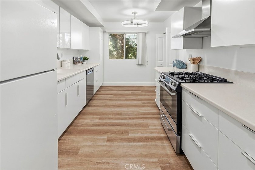 Beautiful Marina Del Rey townhome located in the highly - photo 8