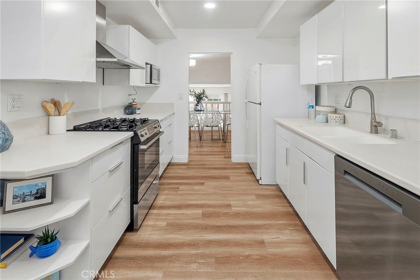 Beautiful Marina Del Rey townhome located in the highly - photo 9