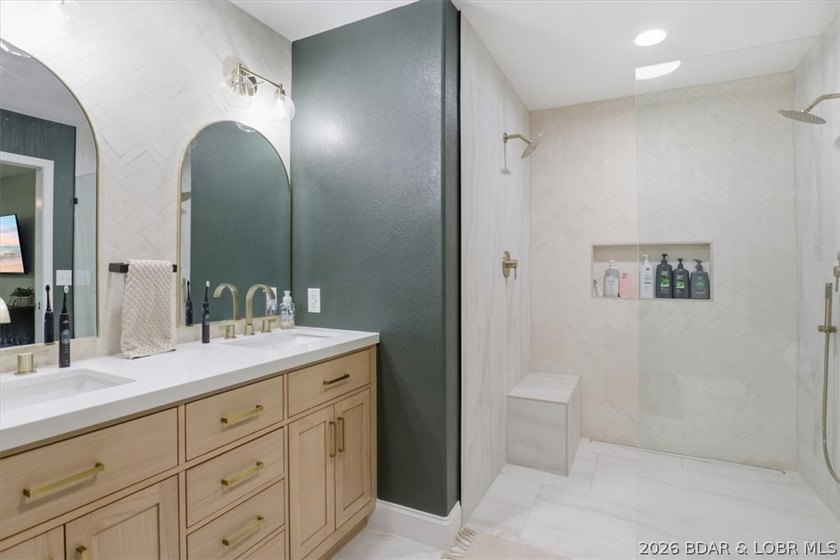 Experience the perfect combination of comfort and space in this - photo 44