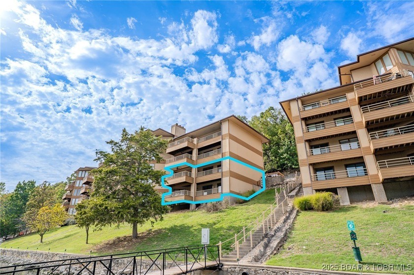 Beautiful, light and bright 2 level condo that feels more like a - photo 2
