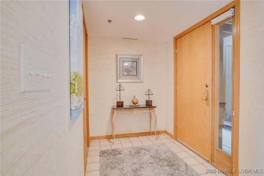 Beautiful, light and bright 2 level condo that feels more like a - photo 4