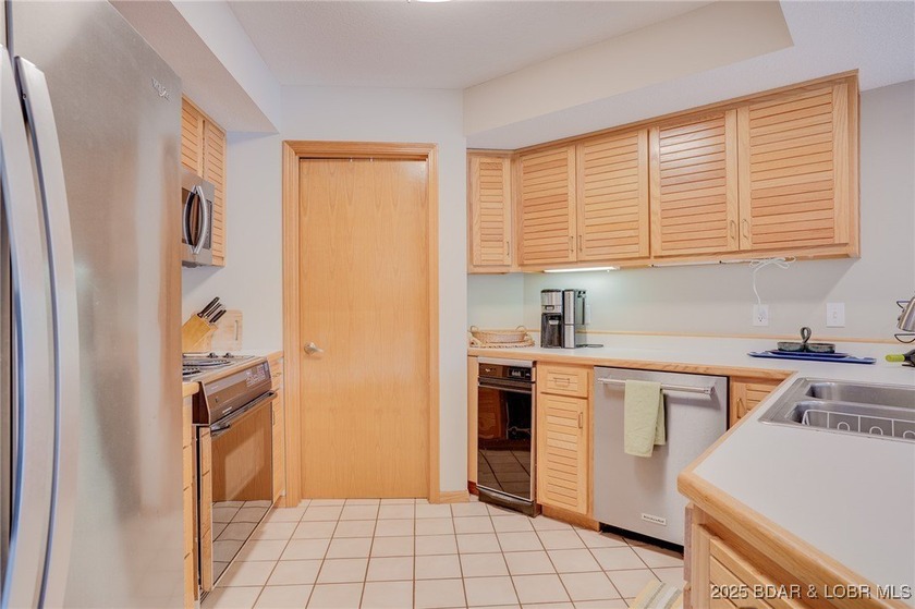 Beautiful, light and bright 2 level condo that feels more like a - photo 6