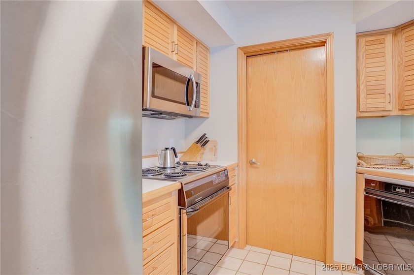 Beautiful, light and bright 2 level condo that feels more like a - photo 7