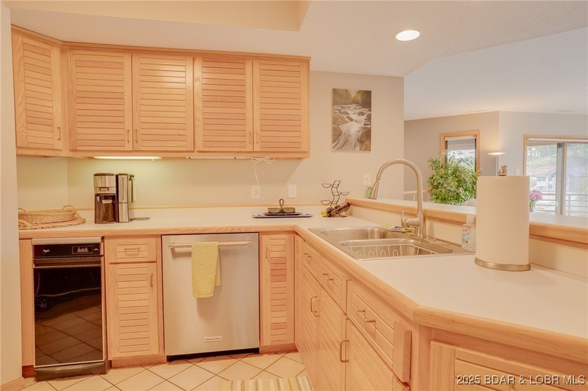 Beautiful, light and bright 2 level condo that feels more like a - photo 8