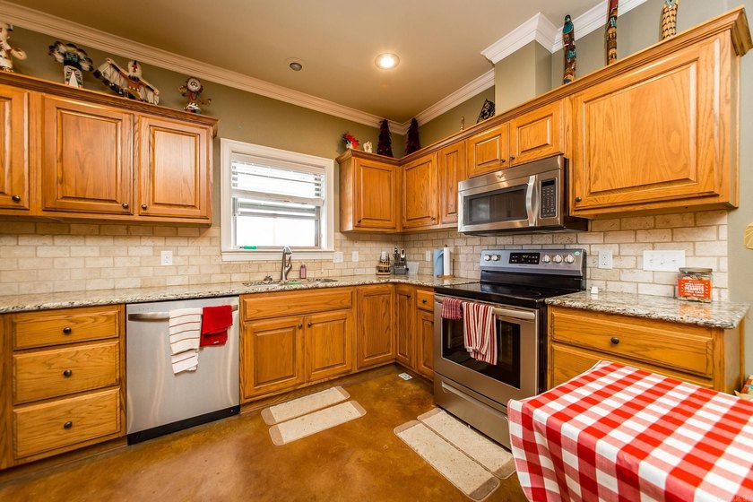 Seller Motivated !!! Each bedroom has it's own bathroom !! - photo 28