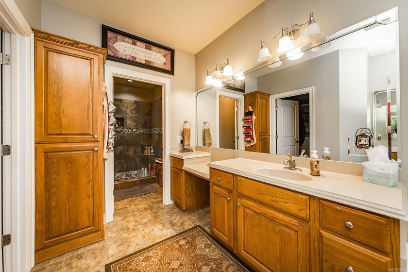 Seller Motivated !!! Each bedroom has it's own bathroom !! - photo 36