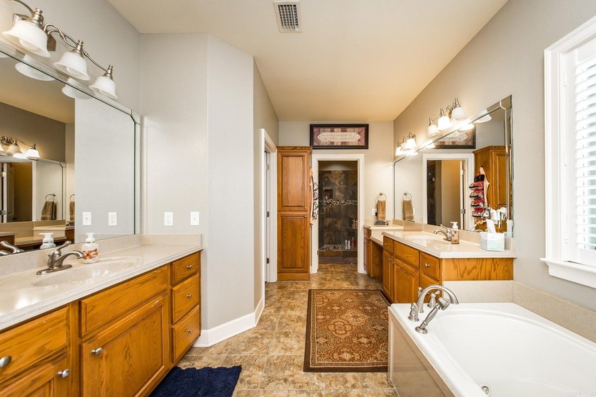 Seller Motivated !!! Each bedroom has it's own bathroom !! - photo 37