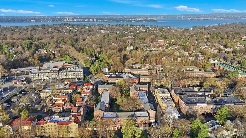 Welcome to Alden Gardens, one of Great Neck Plaza's most - photo 5
