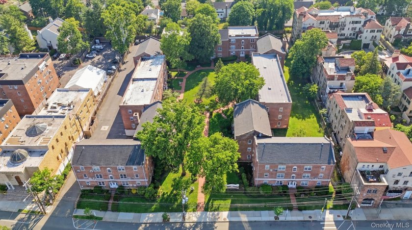 Welcome to Alden Gardens, one of Great Neck Plaza's most - photo 7