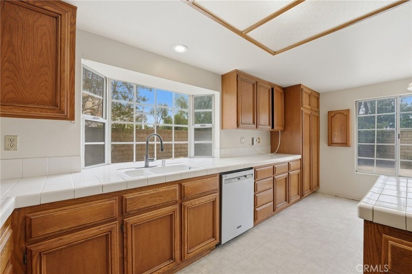 Welcome to this beautiful four-bedroom, three-bathroom home with - photo 23