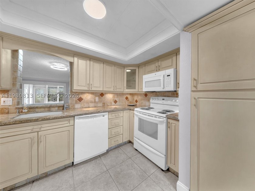 Come explore the Florida lifestyle in this active 55+ community - photo 6