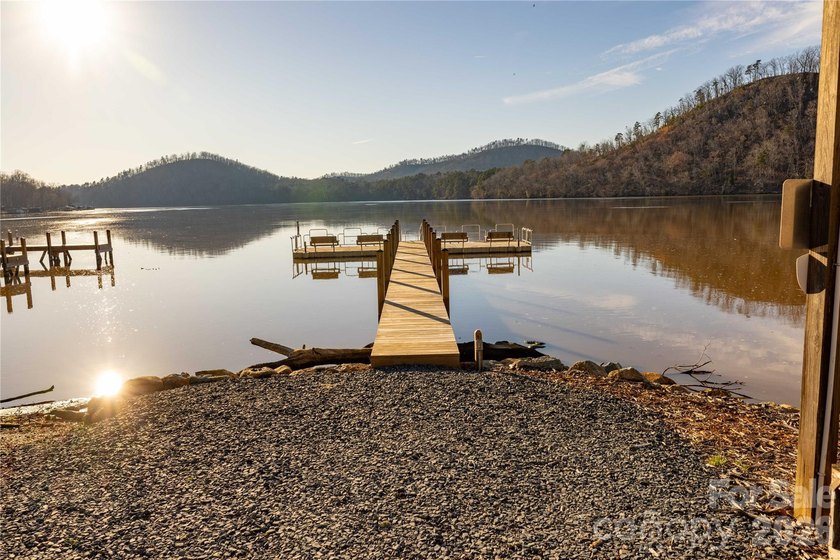 Escape to the lake in this stunning, newly constructed 3-bedroom - photo 16