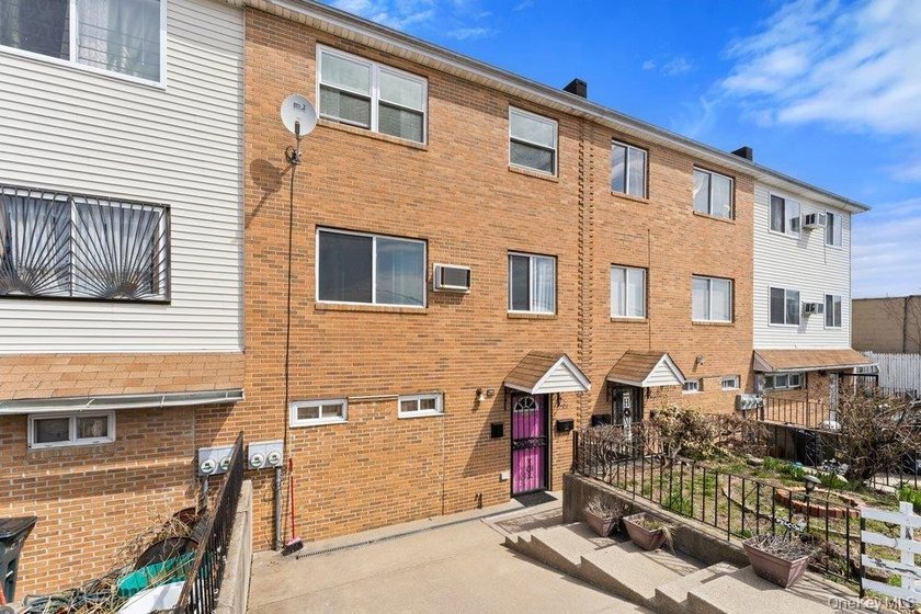 Welcome to 129-15 Sidway Place! A well-maintained attached brick - photo 2