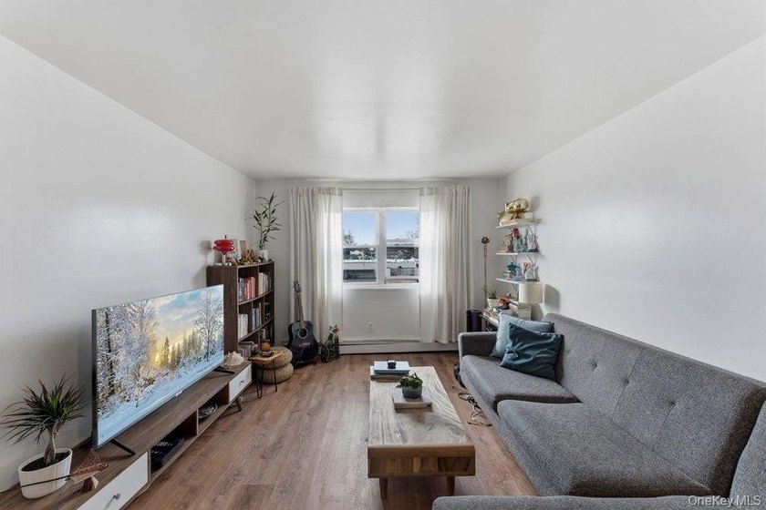 Welcome to 129-15 Sidway Place! A well-maintained attached brick - photo 6