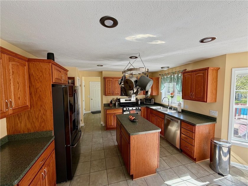 Spacious 4-bedroom, 2.5-bath home featuring a dramatic 2-story - photo 7