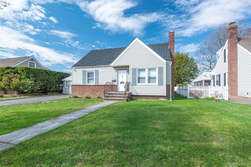Charming Cape in Glen Cove - Space, Style, and Convenience - photo 2