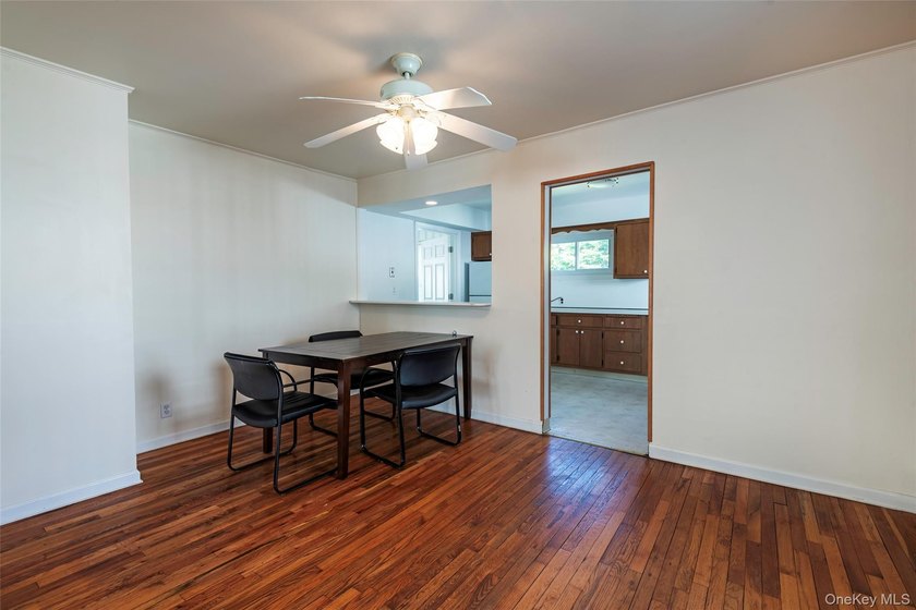 Charming Cape in Glen Cove - Space, Style, and Convenience - photo 9