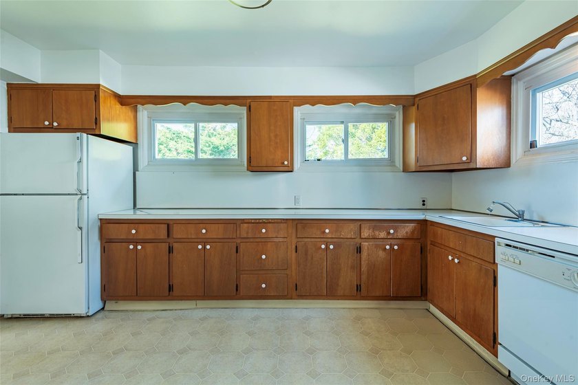 Charming Cape in Glen Cove - Space, Style, and Convenience - photo 10