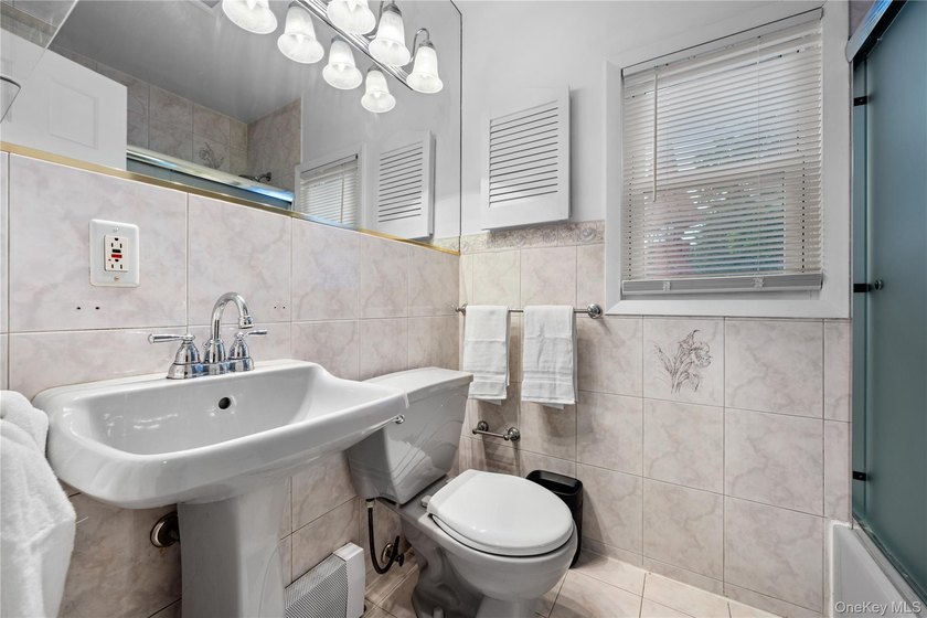 Welcome to 3 Lido Pkwy - a charming and well-maintained home - photo 11