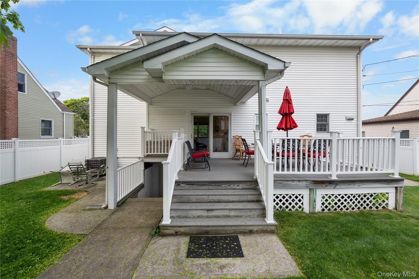 Welcome to 3 Lido Pkwy - a charming and well-maintained home - photo 32