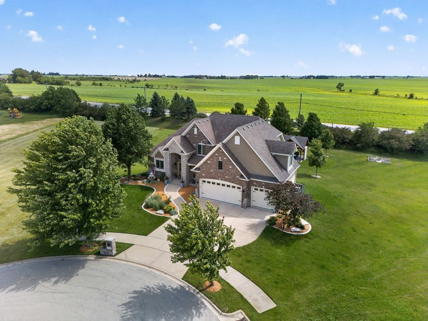 Welcome to luxury living in the highly sought after Whitetail - photo 4
