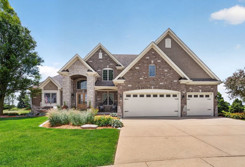 Welcome to luxury living in the highly sought after Whitetail - photo 6