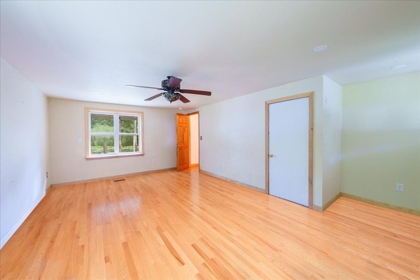 Welcome to the shore. This magical waterfront space is waiting - photo 13