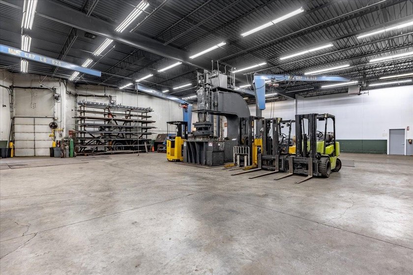 A great opportunity awaits your business with this Commercial - photo 14