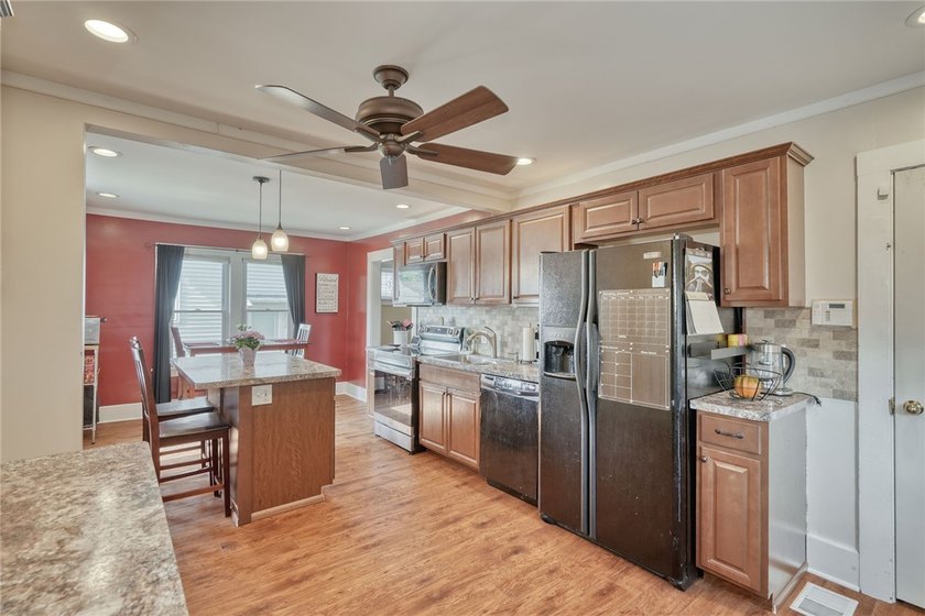 Classic city colonial with 3/4 bedrooms and 1.5 baths. Looking - photo 6