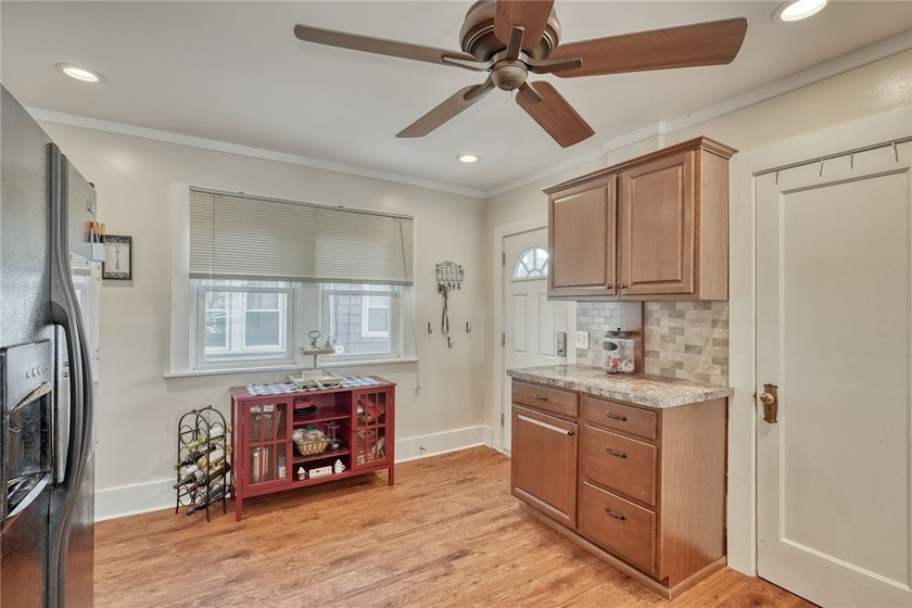 Classic city colonial with 3/4 bedrooms and 1.5 baths. Looking - photo 8