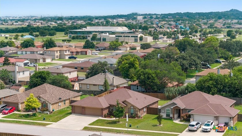 Welcome to the wonderful neighborhood of Onion Creek! The home - photo 23