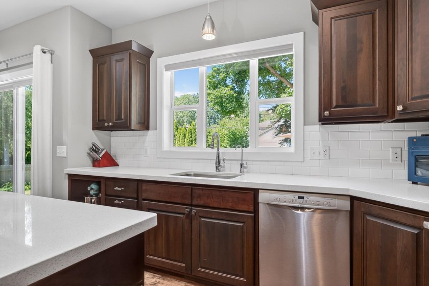 This thoughtfully designed ranch offers exceptional comfort and - photo 20