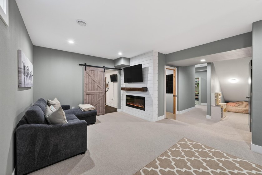 This thoughtfully designed ranch offers exceptional comfort and - photo 38