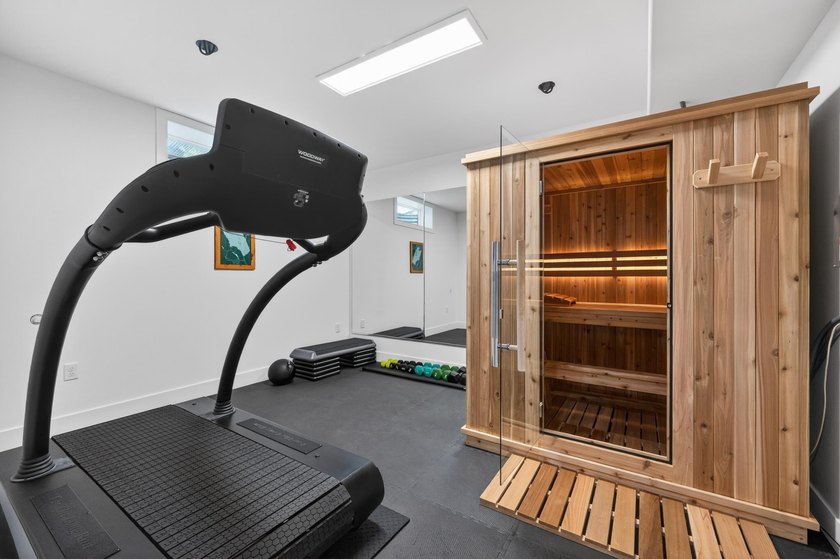 This thoughtfully designed ranch offers exceptional comfort and - photo 46