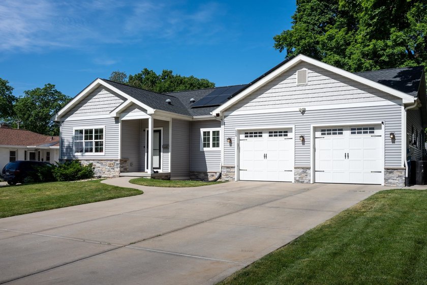 This thoughtfully designed ranch offers exceptional comfort and - photo 50