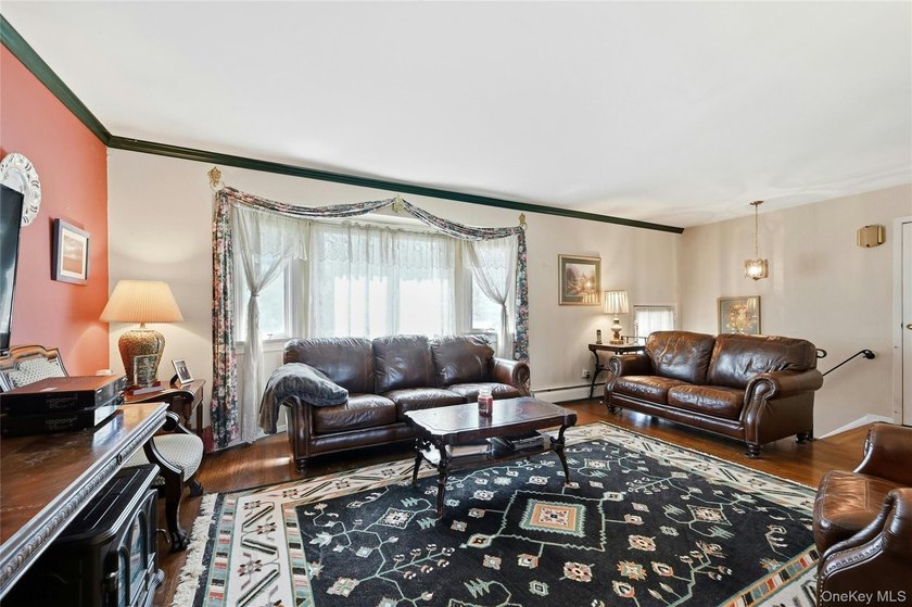 Welcome to 19 Duke Place! This is a beautifully maintained home - photo 9