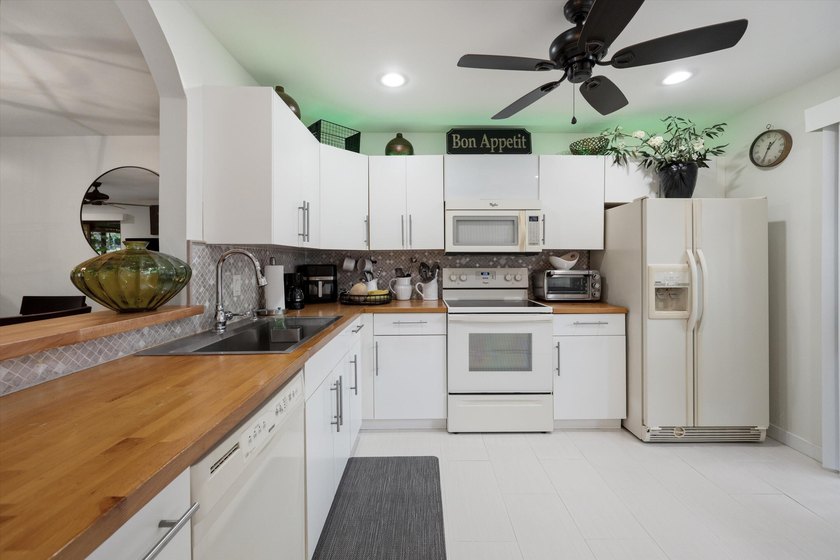 Welcome to this charming 2-bedroom, 2-bathroom villa situated in - photo 11