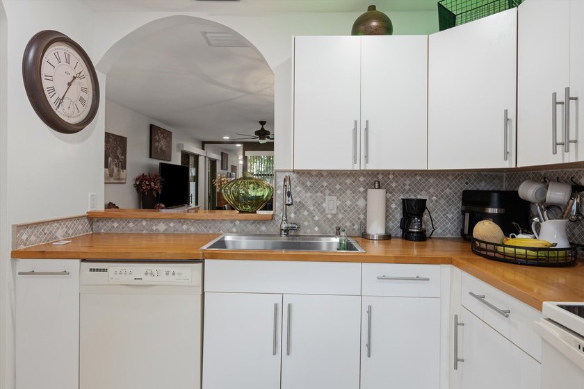 Welcome to this charming 2-bedroom, 2-bathroom villa situated in - photo 12