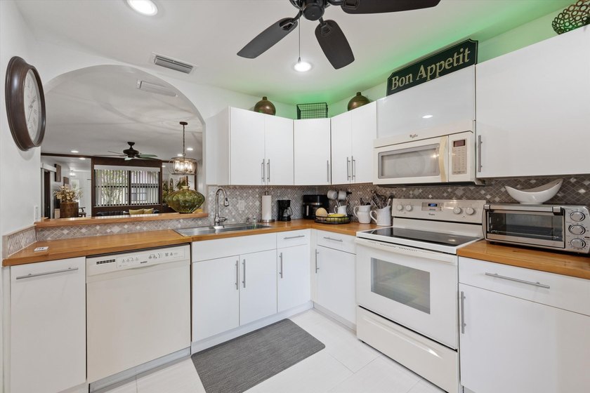 Welcome to this charming 2-bedroom, 2-bathroom villa situated in - photo 13