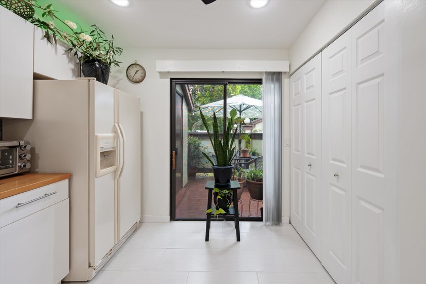 Welcome to this charming 2-bedroom, 2-bathroom villa situated in - photo 14