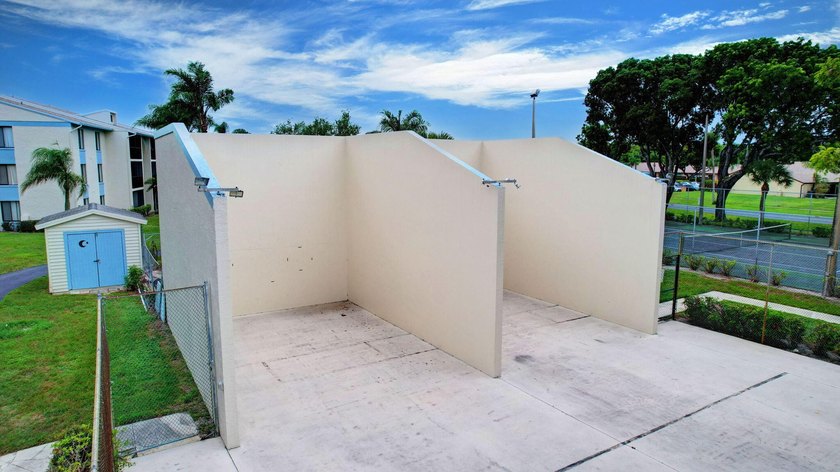 Amazing location on this water front villa. You can walk across - photo 32