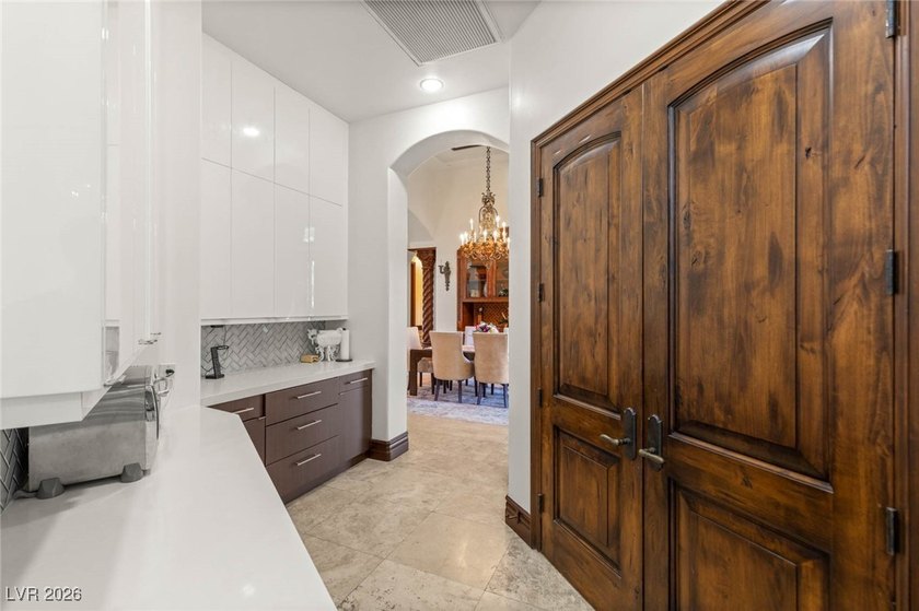 Timeless single-story custom estate with basement, offering 7 - photo 15