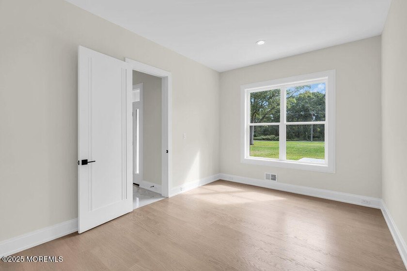 Beautiful, NEW CONSTRUCTION. This Custom Colonial features a - photo 13
