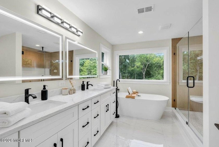 Beautiful, NEW CONSTRUCTION. This Custom Colonial features a - photo 21